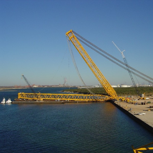 kiewit's tweet photo. Before it became the largest onshore lifting device in the world, it started here.
 
These photos show the assembly of our Heavy Lifting Device (HLD) at KOS in Texas.
 
Now standing 500 feet tall, the HLD has lifted nearly 560 million pounds since first use in 2004. https://t.co/GdlrLmutgY