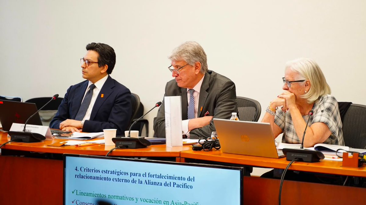 SRE_mx's tweet photo. 📸 México, en su calidad de Presidencia Pro Tempore 2026 de la @A_delPacifico, recibió en la @SRE_mx a las Coordinaciones Nacionales de Chile, Colombia y Perú para celebrar la Reunión de Reflexión sobre el Relacionamiento Externo del mecanismo.

Con el acompañamiento técnico del @el_BID, este ejercicio permitió dialogar sobre cómo fortalecer la proyección internacional de la Alianza del Pacífico, ordenar prioridades, enfocar esfuerzos y avanzar hacia una cooperación externa más estratégica, medible y orientada a resultados concretos.

Desde la @SRE_mx reafirmamos el compromiso de México con una Alianza del Pacífico dinámica, pragmática y útil para nuestras sociedades.

https://t.co/5VrFn634AN