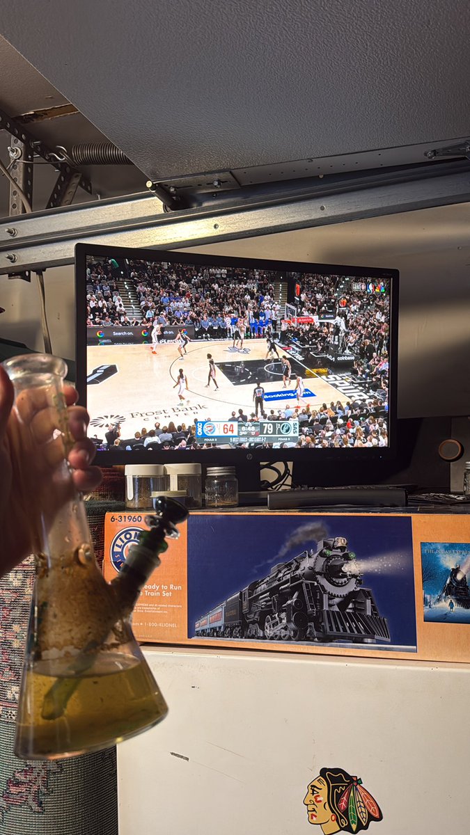 endofthepenji's tweet photo. Bong and Hoops what more could you ask for #LANK https://t.co/Pmlf5gMh3W