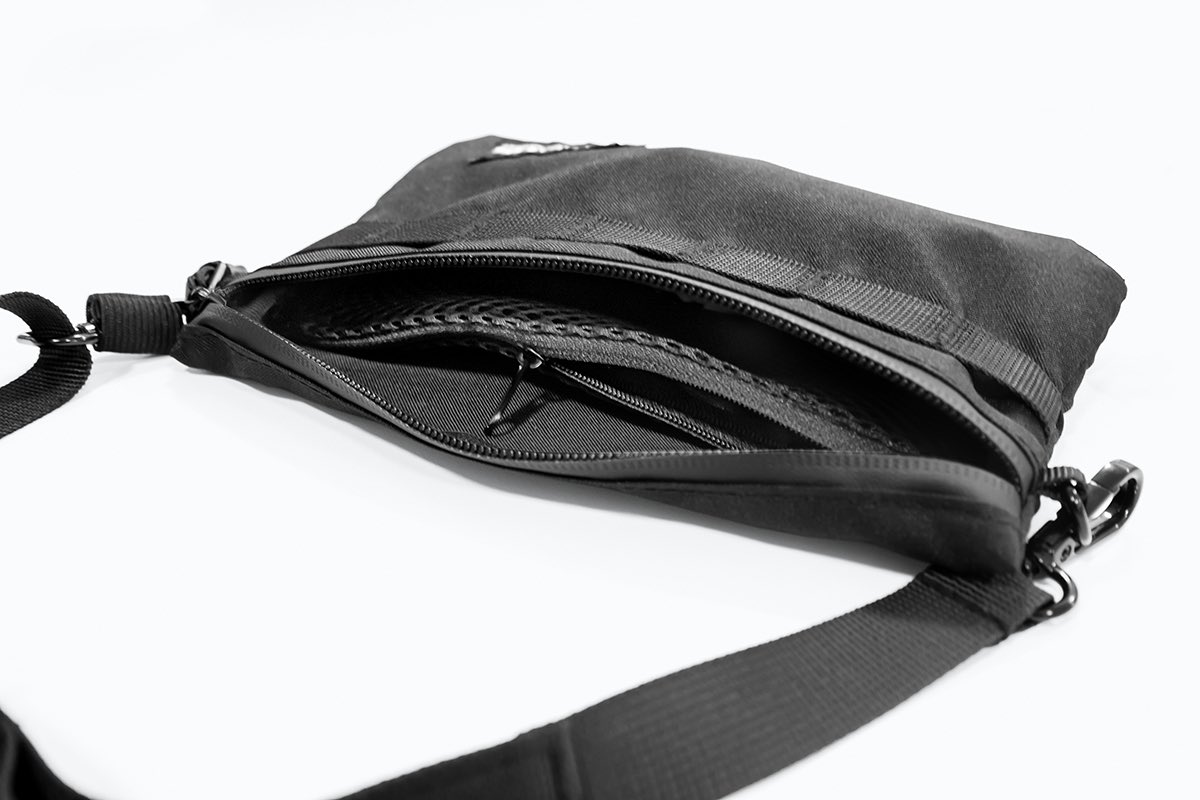 JAOSCORPORATION's tweet photo. 軽く丈夫で、スマートフォンや折り財布など必要最低限の荷物を携帯する際に便利なサイズ。

JAOS サコッシュ

■JAOSオフィシャルサイト/ニュースリリース
https://t.co/0aJn3rVF4i

#jaos #サコッシュ https://t.co/VlirIQModR