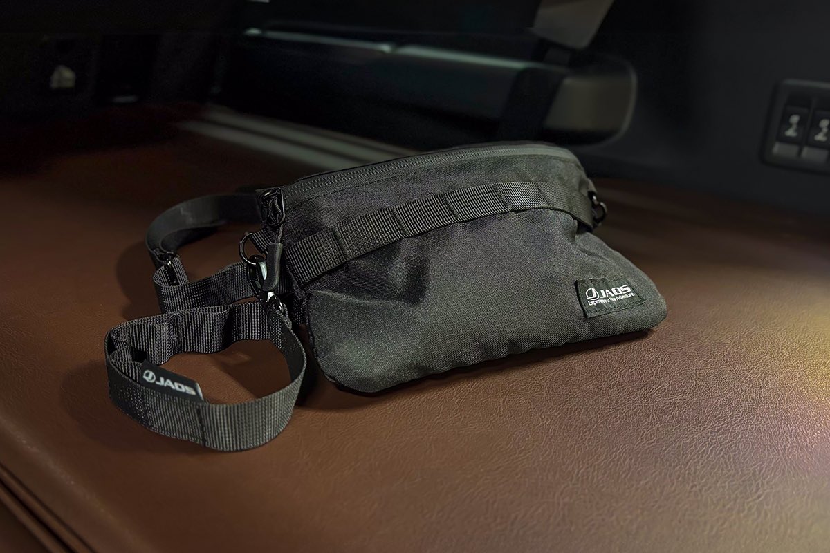 JAOSCORPORATION's tweet photo. 軽く丈夫で、スマートフォンや折り財布など必要最低限の荷物を携帯する際に便利なサイズ。

JAOS サコッシュ

■JAOSオフィシャルサイト/ニュースリリース
https://t.co/0aJn3rVF4i

#jaos #サコッシュ https://t.co/VlirIQModR