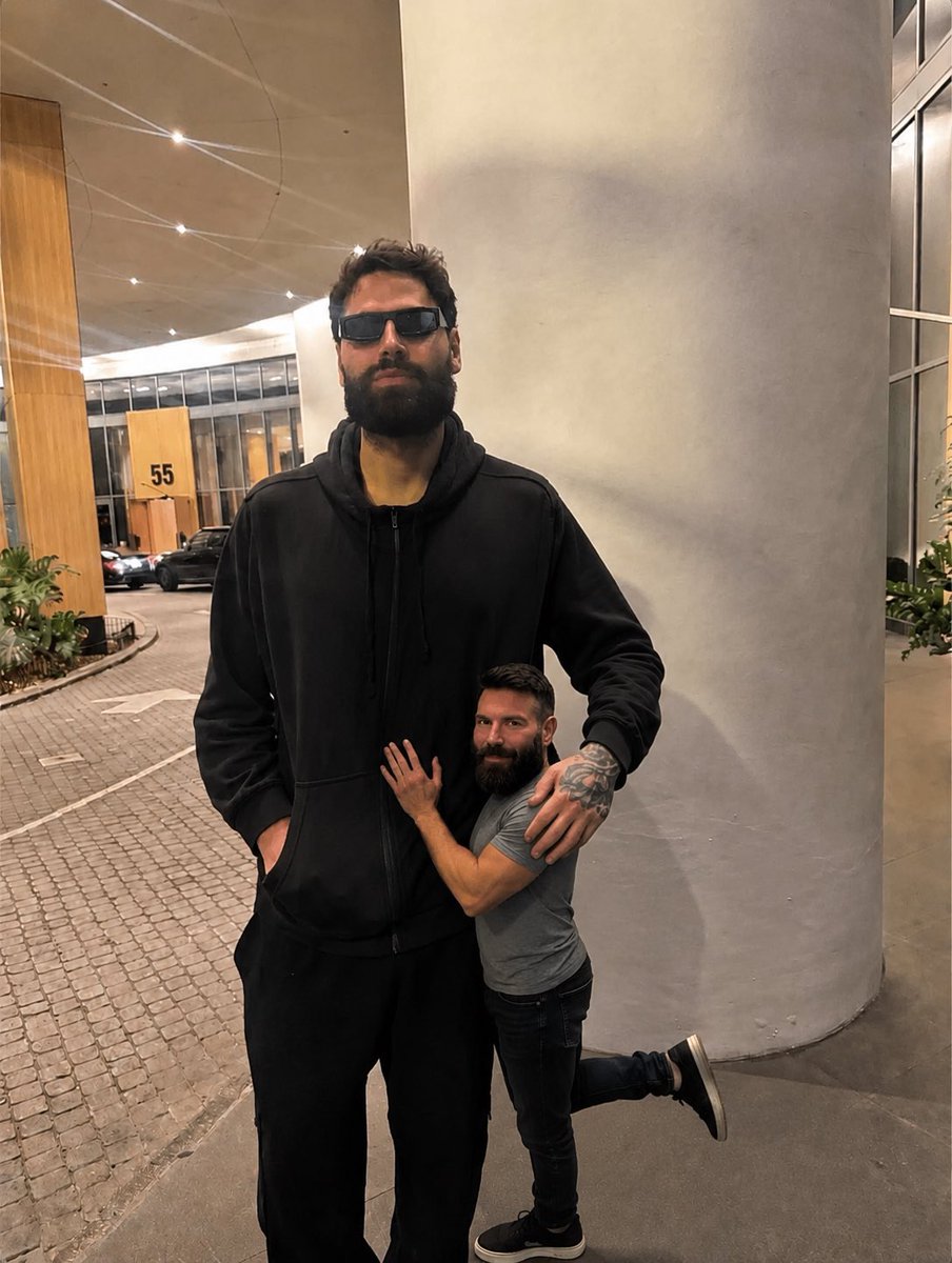 ZherkaOfficial's tweet photo. Dan Khazarians real height https://t.co/LTzlFFP2Vv