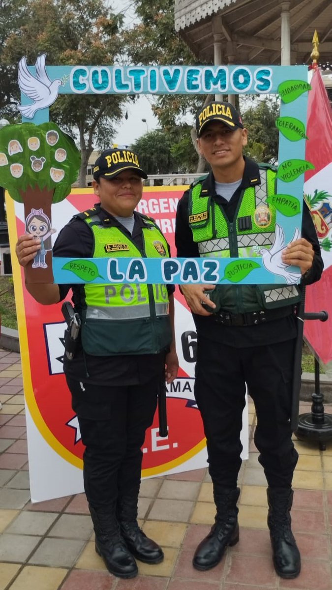 drelm_lima's tweet photo. Además, instituciones aliadas como la @PoliciaPeru, municipalidades distritales, @Barrio_Seguro, Demuna y @FiscaliaPeru se sumaron con orientación y servicios para fortalecer el bienestar y promover una ciudadanía responsable. 👮🏻🏫 https://t.co/5xylXQ2Y0g