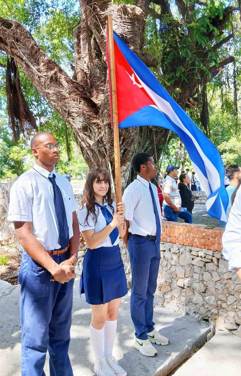 GladysArtemisa's tweet photo. En el Complejo Escultórico de San Pedro,  histórico lugar donde cayeron en combate el General A.Maceo y su ayudante Panchito Gómez Toro, se realizó  la Cuadragésimo sexta Ceremonia de Graduación del IPVCE M. de Humboldt 7.
📚  Felicitaciones a los futuros hombres de ciencias. https://t.co/hq3emBoao8