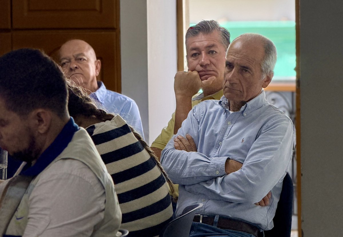 ESPAMarinilla's tweet photo. Nos encontramos con integrantes del Concejo Municipal, líderes comunitarios y personal técnico para compartir los avances del Plan Maestro de Acueducto y Alcantarillado, una hoja de ruta que proyecta a Marinilla hacia los próximos 30 años. https://t.co/JhrBInJo5t