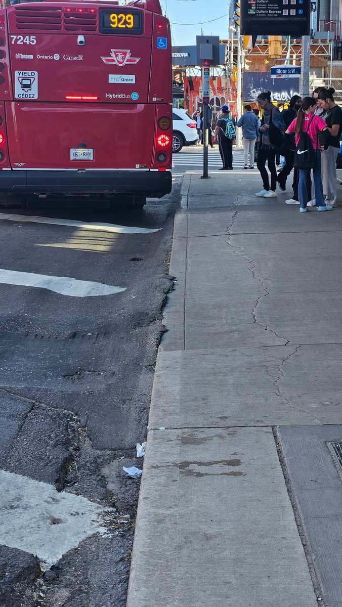 Andy4Life's tweet photo. @311Toronto May want to have an engineer come take a look at the sidewalk on the North West corner by the bus stop. Pretty sure there is a sink hole forming under the sidewalk as the whole sidewalk is sinking and cracking. https://t.co/bxAh1s8Yns