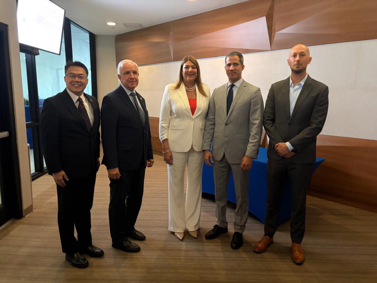 jguaido's tweet photo. La unidad es la puerta que abre el camino hacia la libertad.

Hoy estuvimos junto al Congresista @RepCarlos, la Presidenta de Miami Dade College Madeline Pumariega y Charles Chou de Taiwan.

Conversamos sobre democracia, resiliencia y los desafíos que enfrentan las sociedades libres frente al avance del autoritarismo en el marco de “America at 250, Taiwanese Democracy at 30, and the Americas at a Crossroads.”

Taiwán lleva 30 años siendo prueba de que las democracias sobreviven cuando se mantienen unidas. Esa lección nos habla directamente.

Cuando actuamos con coherencia y visión, los aliados responden.