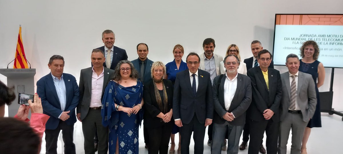 graustic's tweet photo. Foto de família d'un acte que situa a Catalunya al mapa del món de les TIC. Moltes gràcies @joseprull, president del @parlamentcat , per impulsar i visibilitzar que la transformació digital és fonamental per al futur del país i a totes les persones i empreses que hi donen suport. https://t.co/fWvowfwaF4