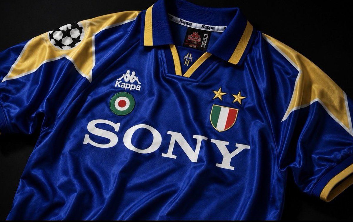 TheFJEN's tweet photo. One of the greatest football jerseys ever. 🤩✨ https://t.co/xzzLypJ9bp