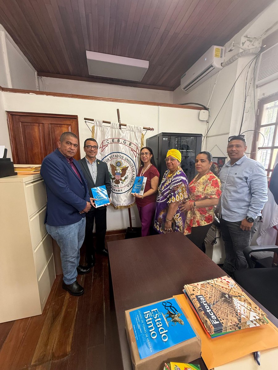 fuppahisca's tweet photo. La fundación para la preservación del patrimonio histórico del Casco Antiguo de Panamá FUPPAHISCA entrega donaciones de libros a las escuelas del Casco Antiguo de Panamá Colegio Estados Unidos de América y República de México https://t.co/wZ8FO8Ludn