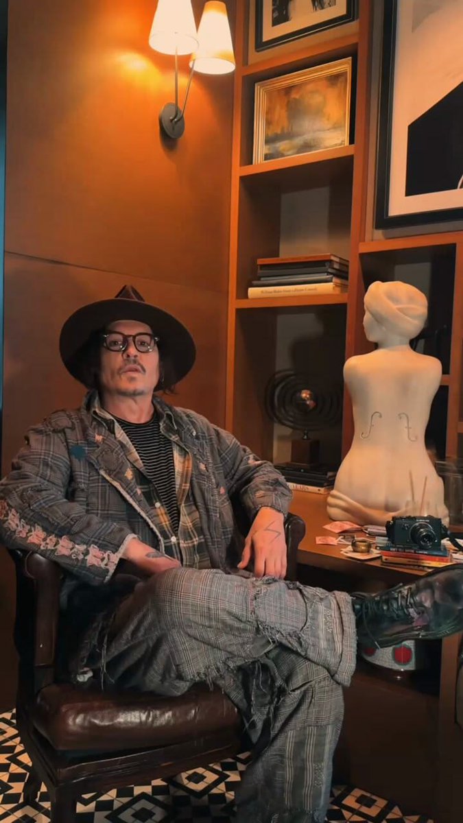 JDepp94941's tweet photo. #DeppFans
Johnny Depp in his natural habitat: surrounded by art, stories, and silence 🖤
If you had 5 minutes to sit with him here, what’s the first thing you’d say?
Comment below 👇 Follow for more rare moments https://t.co/0BKJZam6mY
