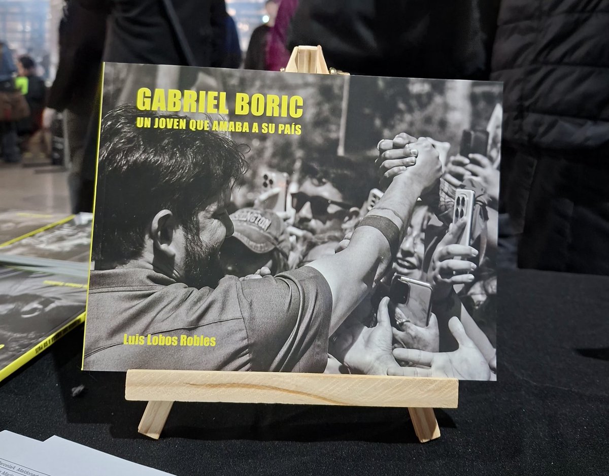 Almaresiste's tweet photo. Aquí con mi hijo @La_horasono en @lafuriadellibro 
Fotolibro sobre @GabrielBoric 
#BoricEsMiPresidente https://t.co/xz1AxbQKmj