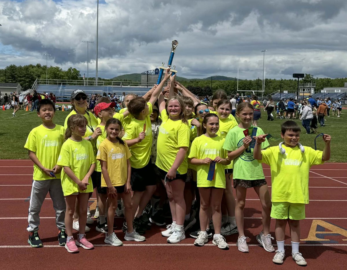 qufsd's tweet photo. A light sprinkle of rain didn’t deter Mrs. Herrmann’s class from winning the first-place trophy at fourth grade Field Day on Thursday, May 28! 🏃 See all the photos at: https://t.co/JXsIYQSSJX https://t.co/bxswcyOXDm