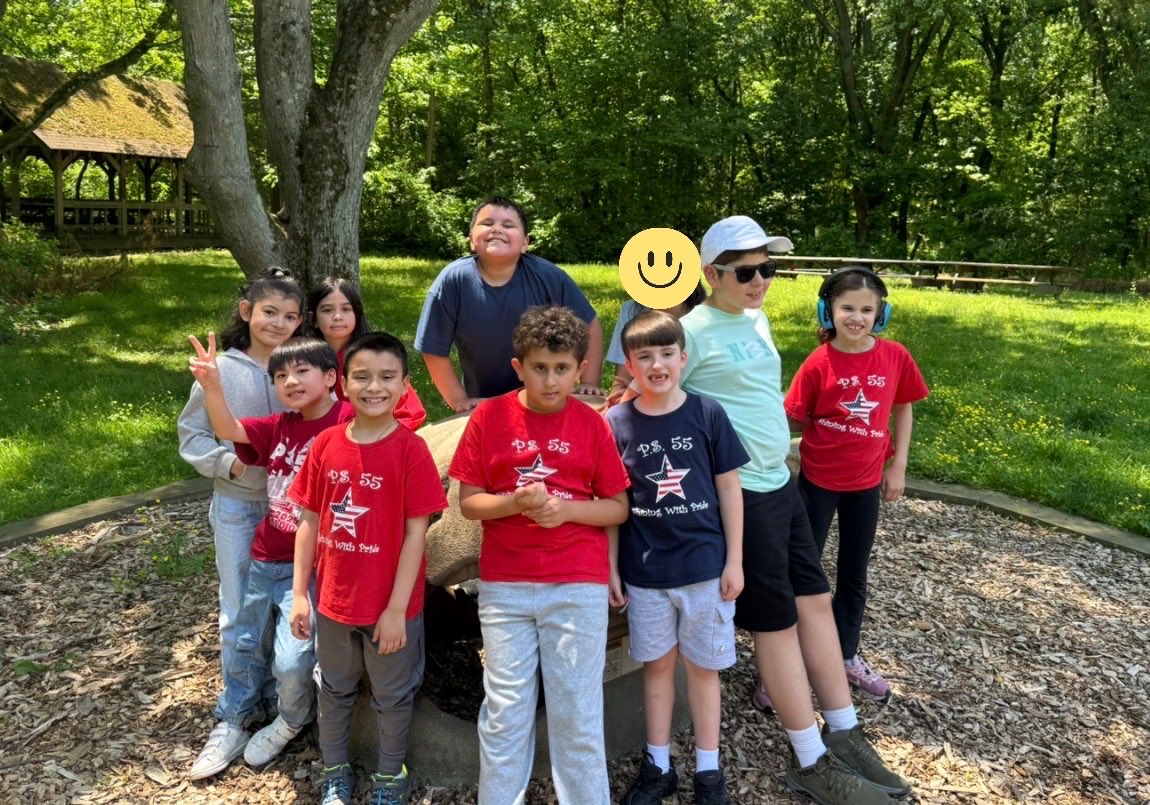 PS55SI's tweet photo. Today, class 205 explored the great outdoors at Blue Heron Park. Thank you, Mrs. Iacovelli, for leading our student explorers to learn how to appreciate nature in our Borough of Parks. #PS55ShiningWithPride! https://t.co/mXw5oY0XtX