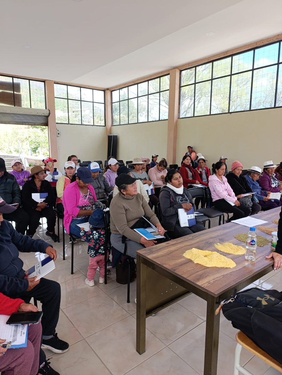 AzuayPrefectura's tweet photo. #AzuayProductivo 

Avanzamos con la jornada del Proyecto de Seguridad Alimentaria: Taller de alimentación de animales menores, y entrega de cajas de alimentos nutritivos en las parroquias El Progreso y Las Nieves del cantón Nabón. 👨‍🌾🍊🍏

#JotaLloretPrefecto 
#AzuayPrefectura https://t.co/1dfelK5gmF
