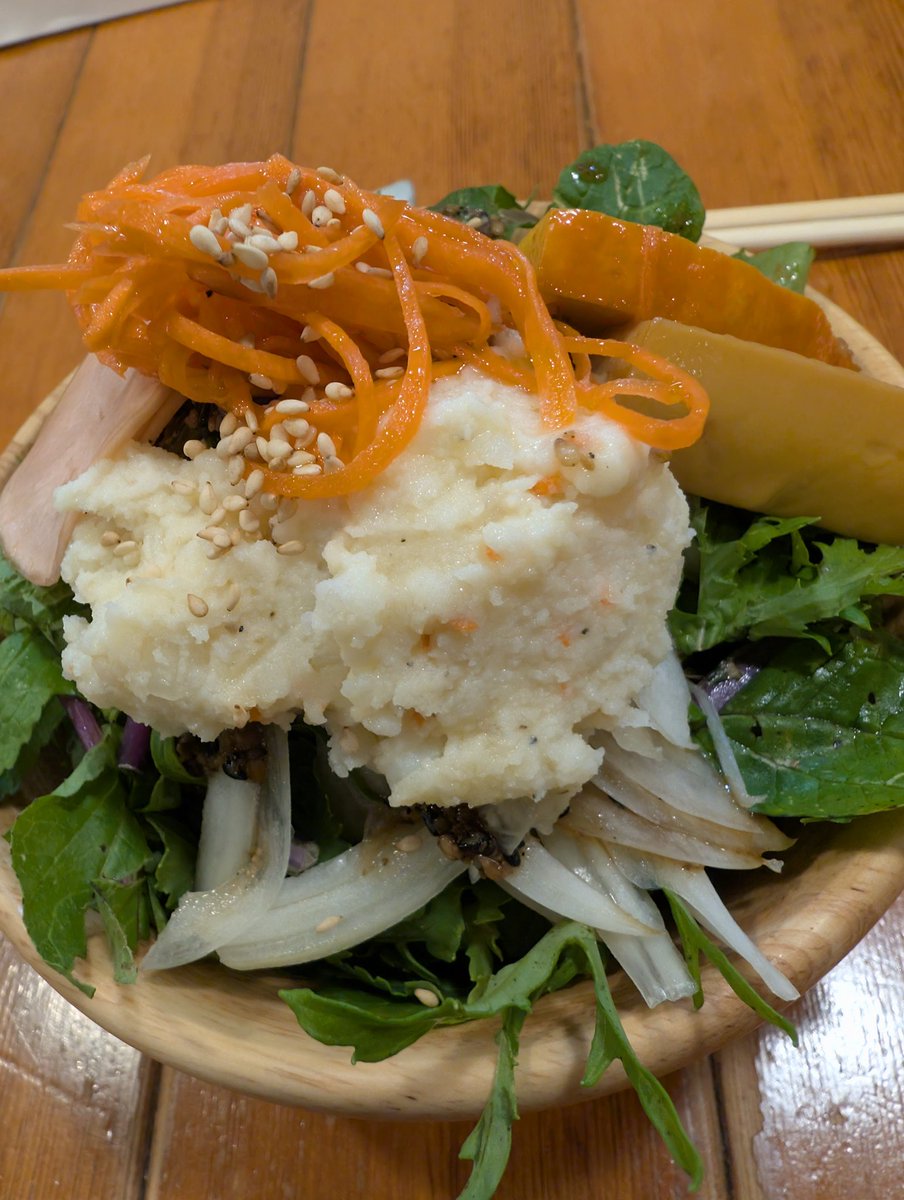 water1972's tweet photo. 横浜市栄区のらーめん森やさんにて、復活の森盛サラダ＆あんこう唐あげ＆白エビ唐あげ＆羅臼産ホタテのバター焼きをぐび〜♪ちび〜♪でいただきました〜🍶

夜森はもはや海鮮居酒屋🐟
ホタテとあんこうは生涯初級の度肝抜く衝撃の旨さ😍
野菜も変わらずスヴァラ✨ https://t.co/MvldM6qIO8