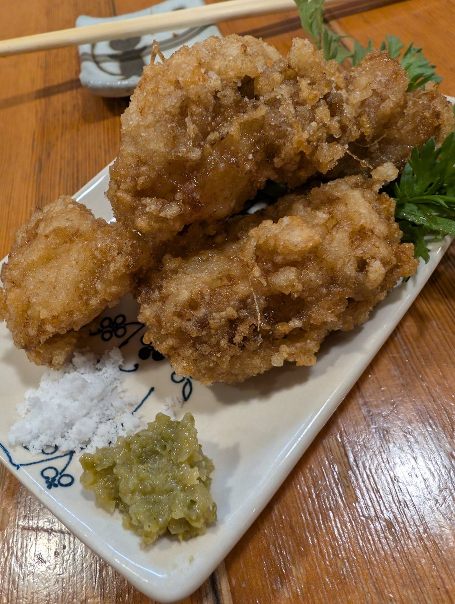water1972's tweet photo. 横浜市栄区のらーめん森やさんにて、復活の森盛サラダ＆あんこう唐あげ＆白エビ唐あげ＆羅臼産ホタテのバター焼きをぐび〜♪ちび〜♪でいただきました〜🍶

夜森はもはや海鮮居酒屋🐟
ホタテとあんこうは生涯初級の度肝抜く衝撃の旨さ😍
野菜も変わらずスヴァラ✨ https://t.co/MvldM6qIO8