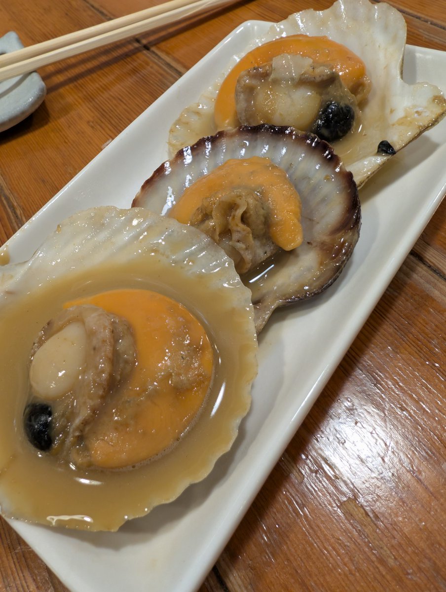 water1972's tweet photo. 横浜市栄区のらーめん森やさんにて、復活の森盛サラダ＆あんこう唐あげ＆白エビ唐あげ＆羅臼産ホタテのバター焼きをぐび〜♪ちび〜♪でいただきました〜🍶

夜森はもはや海鮮居酒屋🐟
ホタテとあんこうは生涯初級の度肝抜く衝撃の旨さ😍
野菜も変わらずスヴァラ✨ https://t.co/MvldM6qIO8