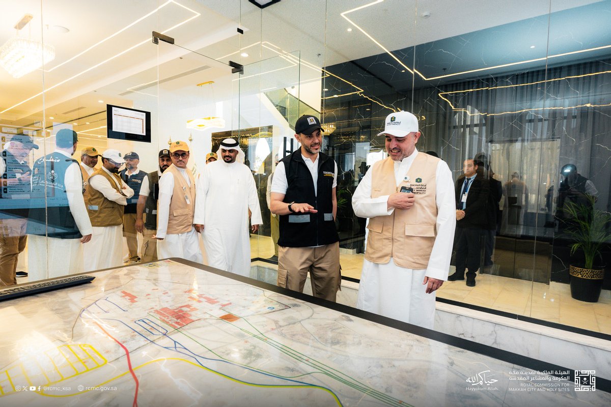 RCMC_KSA's tweet photo. في إطار التكامل بين الجهات المعنية بخدمة مكة وضيوفها، استقبل سعادة الرئيس التنفيذي للهيئة الملكية معالي أمين العاصمة المقدسة في مقرّ الهيئة بمنى، واستعرض معه أعمال الموسم. #حياكم_الله https://t.co/jIF53seK2q