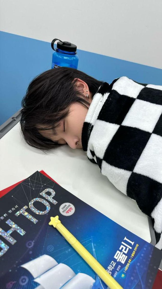 choiminy0's tweet photo. 여주 체향 맡으면서 자면
잘도 자는 리코는 오늘도 여주의 담요 덮고
쉬는 시간에 기절잠 잘듯
근데 여주가 에어컨 바람에 추워하면
바로 여주한테 담요 둘러주는 리코
나중엔 리코��� 여주 체향이 섞여서 날듯
그럼 리코의 애착 담요 완성!
대신 땀쟁이 리코라서 체육시간 끝나고는 안써요!

#쿨사연애 https://t.co/4yy4n5EBW1
