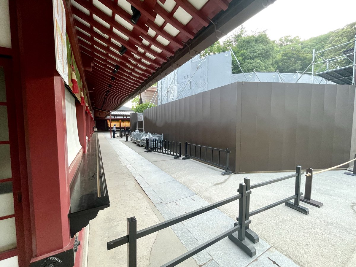 minicoomer's tweet photo. #太宰府天満宮 の今朝の様子。
解体工事が進む仮殿の前には本殿の写真看板が設置されていました。

看板右手の飛梅側から、本殿の姿を見ることはできるようです。
かわりに、看板左手側は進入不可となっています。

※早朝撮影なので、日中はこの限りではないかも。 https://t.co/WWXQVr0b6C