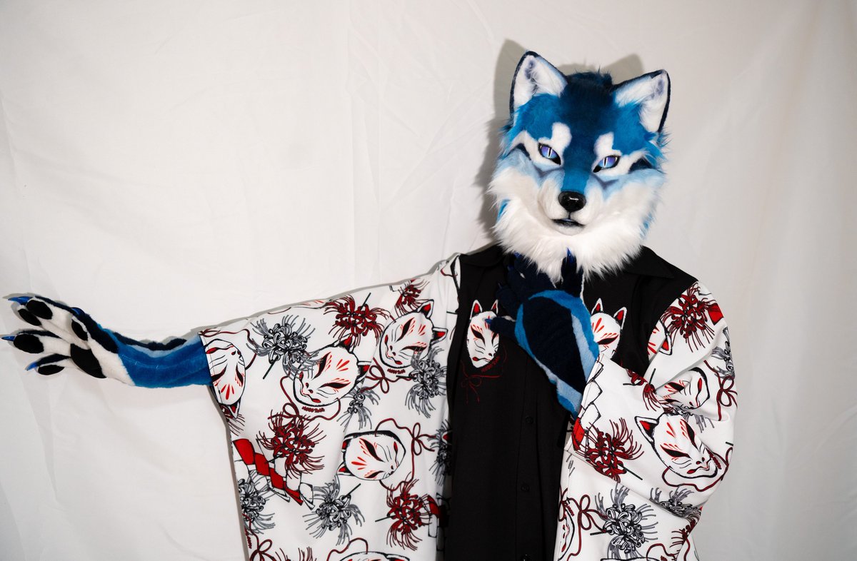 Irius_wolf's tweet photo. Blue fur, red lilies, cold eyes.

#FursuitFriday
#創造トリアノン https://t.co/ZI3fR3njky