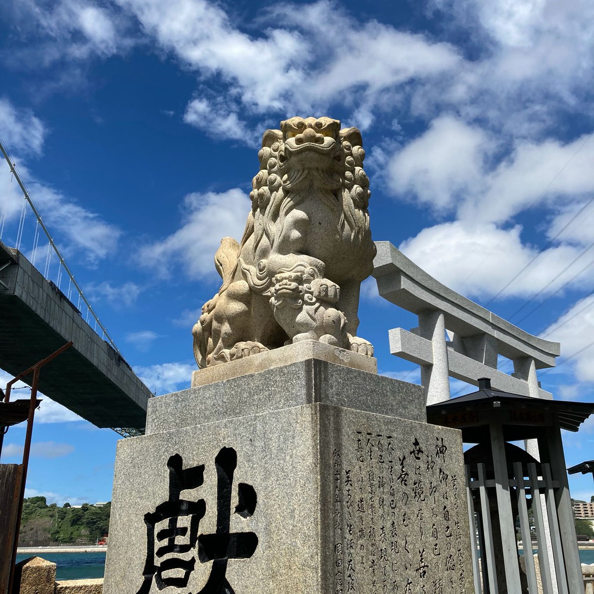 himatrip55's tweet photo. 関門海峡の九州側､関門橋のほぼ真下の海沿いに建つ和布刈（めかり）神社。

海に向かって階段があり、旧暦正月の深夜に神職が波打ち際に降りてワカメを刈り取る神事が執り行われます。

狛犬さん、2匹いらっしゃるのですが、写真はおひとりしか撮ってませんでした…

#ひまとりっぷ
#和布刈神社
#門司 https://t.co/urJQlWXVI7