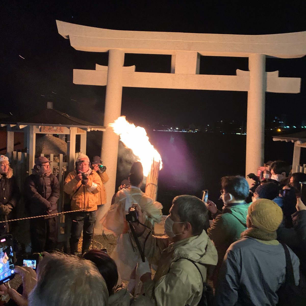 himatrip55's tweet photo. 関門海峡の九州側､関門橋のほぼ真下の海沿いに建つ和布刈（めかり）神社。

海に向かって階段があり、旧暦正月の深夜に神職が波打ち際に降りてワカメを刈り取る神事が執り行われます。

狛犬さん、2匹いらっしゃるのですが、写真はおひとりしか撮ってませんでした…

#ひまとりっぷ
#和布刈神社
#門司 https://t.co/urJQlWXVI7