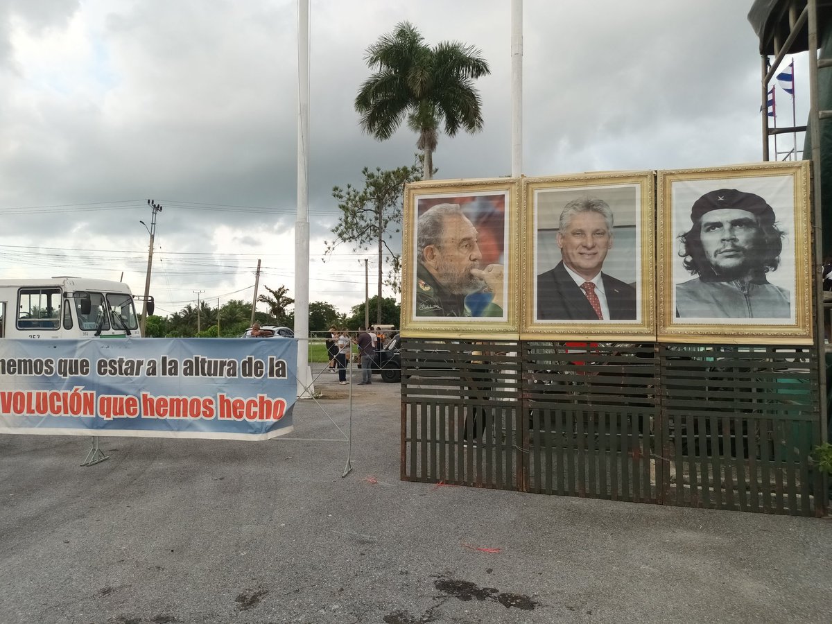 YohanyRamo40557's tweet photo. #PinardelRío. Lista la plaza para ratificar nuestro respaldo inequívoco a la  Revolución Cubana y al General de Ejército #RaúlEsRaúl. https://t.co/QuOIuYo7Zw