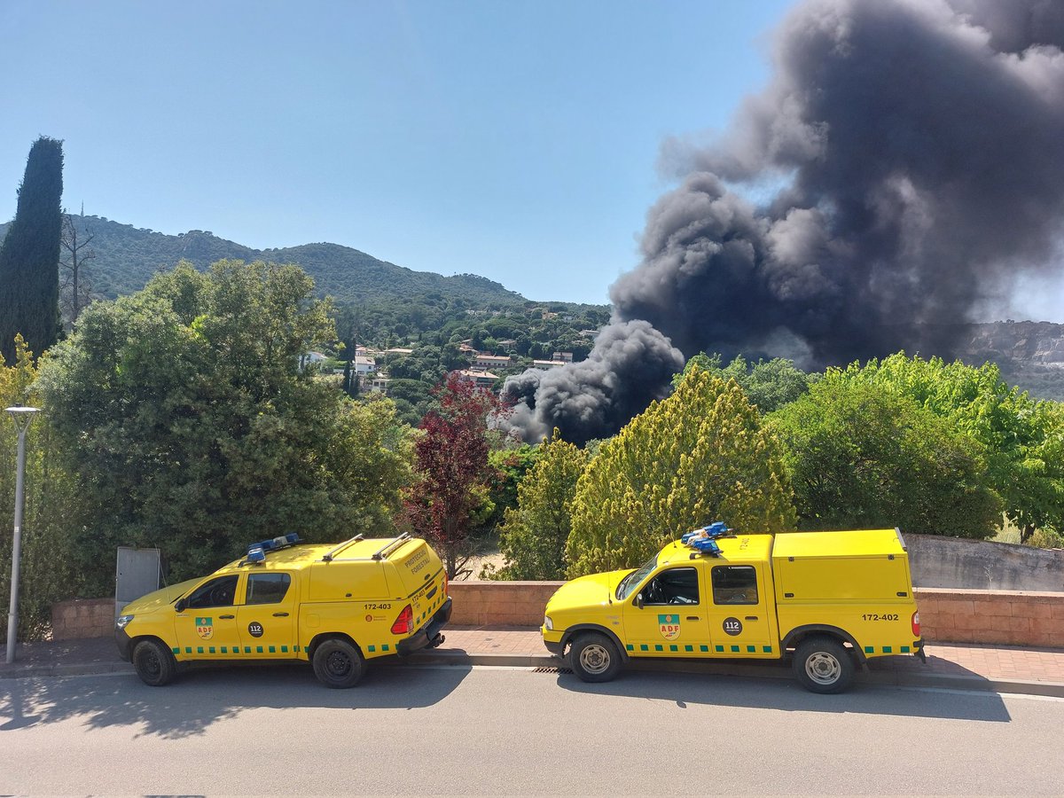 ADF172's tweet photo. 🔥#Òrrius | Hem col·laborat amb la resta de cossos d'emergències en aquest incendi.

5 vehicles i 9 voluntaris @ADF172 @ADF253 @ADF_LaConreria hem fet acompanyament a bombers, ajudat a carregar vehicles d'aigua i estant preparats per si calia fer intervenció

#incendis #adfcat https://t.co/8DVQinxOpW
