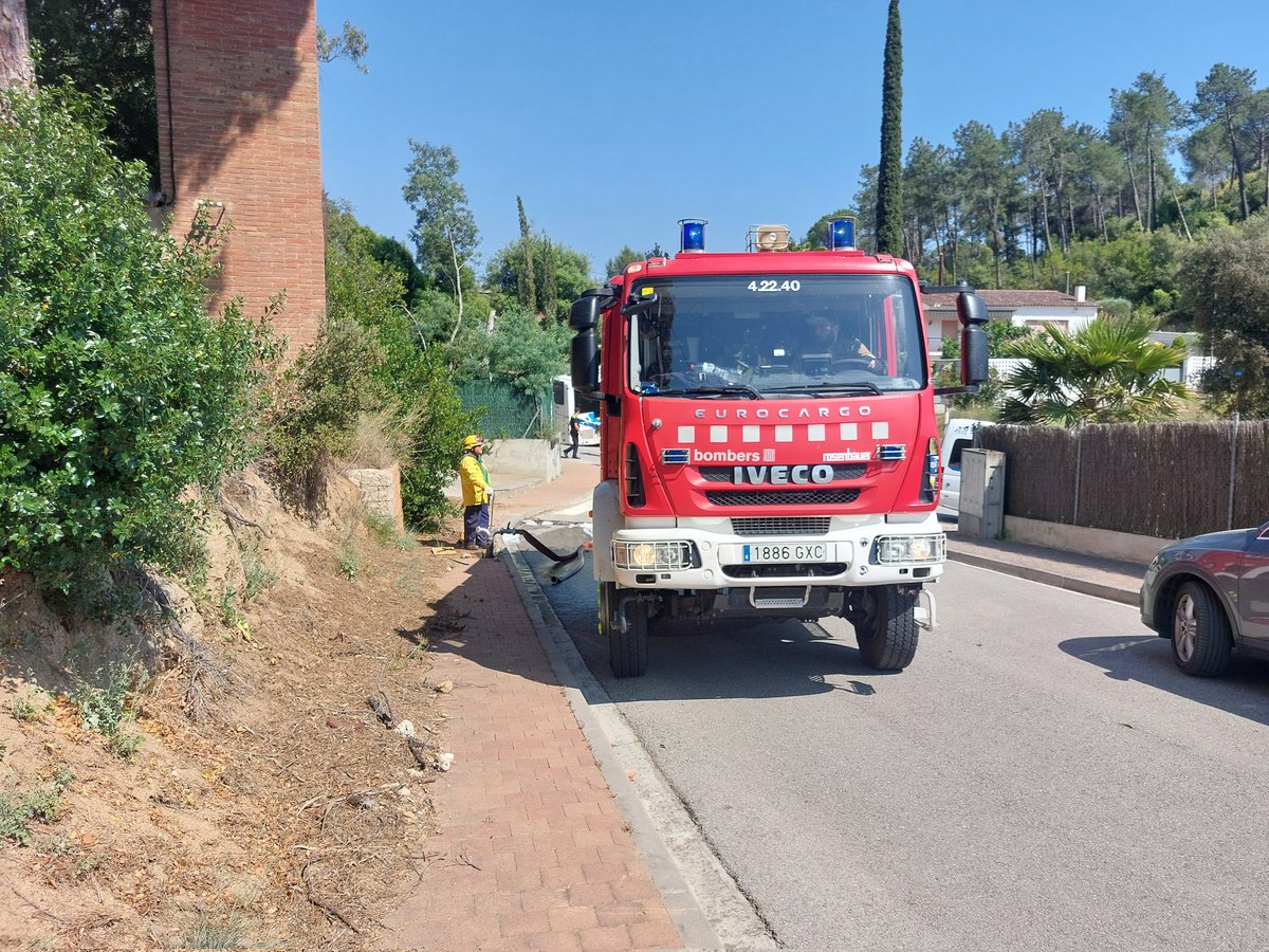 ADF172's tweet photo. 🔥#Òrrius | Hem col·laborat amb la resta de cossos d'emergències en aquest incendi.

5 vehicles i 9 voluntaris @ADF172 @ADF253 @ADF_LaConreria hem fet acompanyament a bombers, ajudat a carregar vehicles d'aigua i estant preparats per si calia fer intervenció

#incendis #adfcat https://t.co/8DVQinxOpW