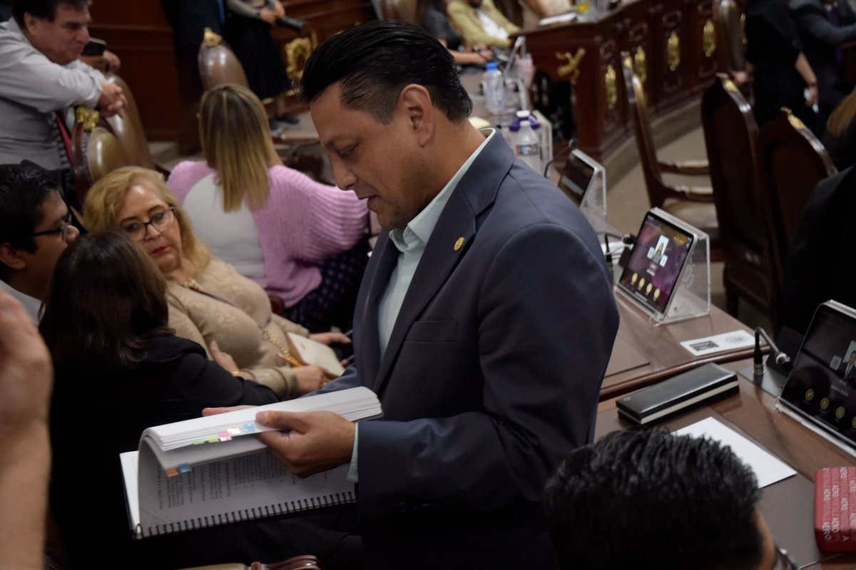 IsraelMorenoVC's tweet photo. Hoy vivimos una jornada de trabajo muy productiva en el @Congreso_CdMex, reafirmando nuestro compromiso con las y los capitalinos.
Seguimos impulsando iniciativas, construyendo acuerdos y trabajando de manera coordinada para fortalecer las acciones que permitan una ciudad más justa, segura y con mayores oportunidades para todas y todos.

Desde el Congreso, continuaremos legislando con responsabilidad, cercanía y resultados para nuestra gente. 

#IMR #CongresoCDMX #TrabajoLegislativo #CiudadDeMéxico