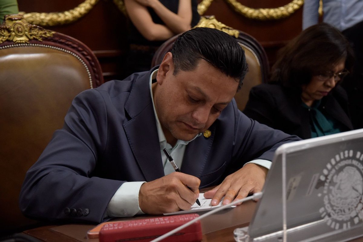 IsraelMorenoVC's tweet photo. Hoy vivimos una jornada de trabajo muy productiva en el @Congreso_CdMex, reafirmando nuestro compromiso con las y los capitalinos.
Seguimos impulsando iniciativas, construyendo acuerdos y trabajando de manera coordinada para fortalecer las acciones que permitan una ciudad más justa, segura y con mayores oportunidades para todas y todos.

Desde el Congreso, continuaremos legislando con responsabilidad, cercanía y resultados para nuestra gente. 

#IMR #CongresoCDMX #TrabajoLegislativo #CiudadDeMéxico