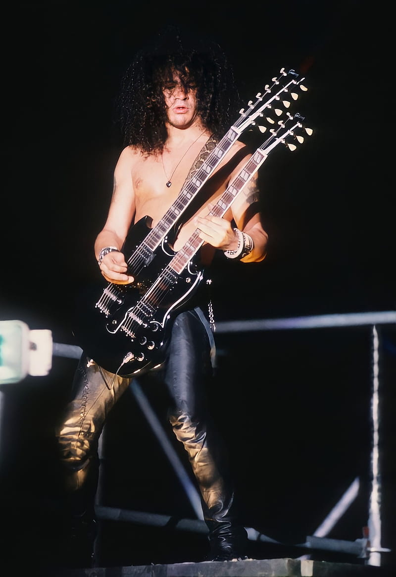 addict_slash's tweet photo. #TBT 1991 /92 @slash @gunsnroses 🎩 🎸 🤘🏻 🌹 #gunsnroses #slash https://t.co/WZBFwCaXNO