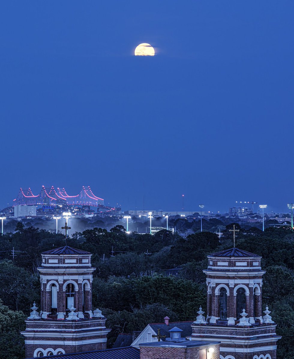 marcorasi1960's tweet photo. The moon rises above Mater Dolorosa Church, S Carrolton, New Orleans https://t.co/RXljg2z3qk