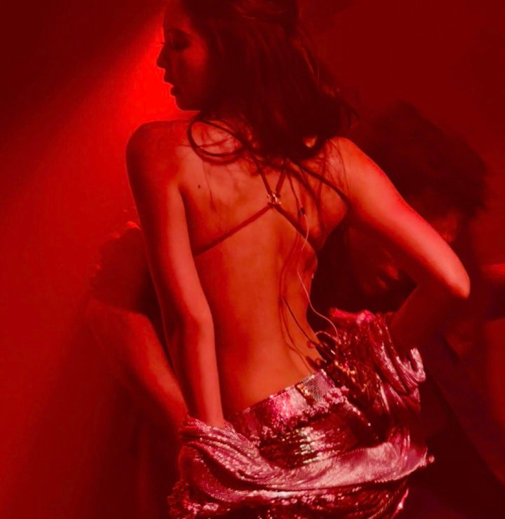 OLlVEKlMN's tweet photo. biggest albums by K-pop female soloists on Worldwide Apple Music (by total points):

#1 JENNIE, Ruby — 3M 🥇
#2 Rose, rosie — 2.6M
#3 Lisa, Alter Ego — 1.1M

Ruby is less than 60k points to become the biggest album by k-pop soloists in history. https://t.co/WiDfmaEUF0