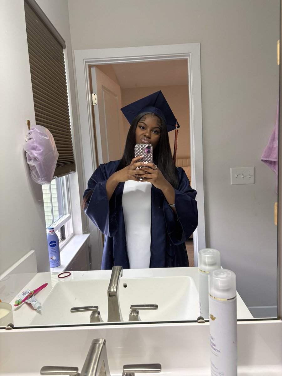 tierraarenee's tweet photo. Good Evening from a EarlyGraddddd 👩🏽‍🎓 https://t.co/DyR3lTeeIf