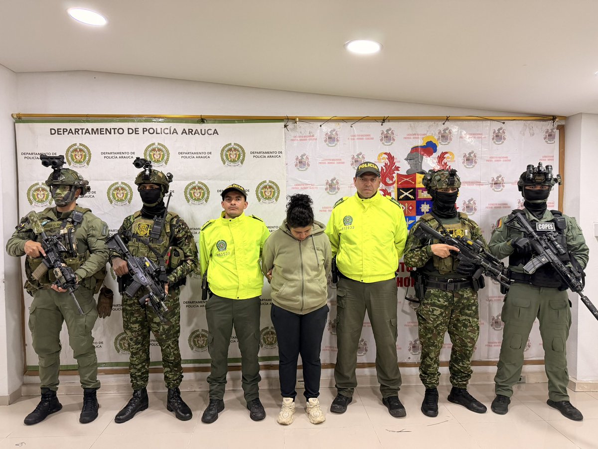 Ejercito_Div8's tweet photo. #LoÚltimo | En una operación interinstitucional, tropas de la #Brigada18, en coordinación con @PoliciaColombia y la @FiscaliaCol, lograron en Saravena, #Arauca, la captura de alias “Francisca” o “La Churca”, presunta integrante del GAO ELN vinculada a acciones terroristas en Boyacá, Arauca y Casanare.

La capturada tendría más de 12 años de trayectoria criminal y sería señalada de apoyar actividades logísticas para la ejecución de atentados contra la Fuerza Pública. 

#PatriaHonorLealtad 🇨🇴