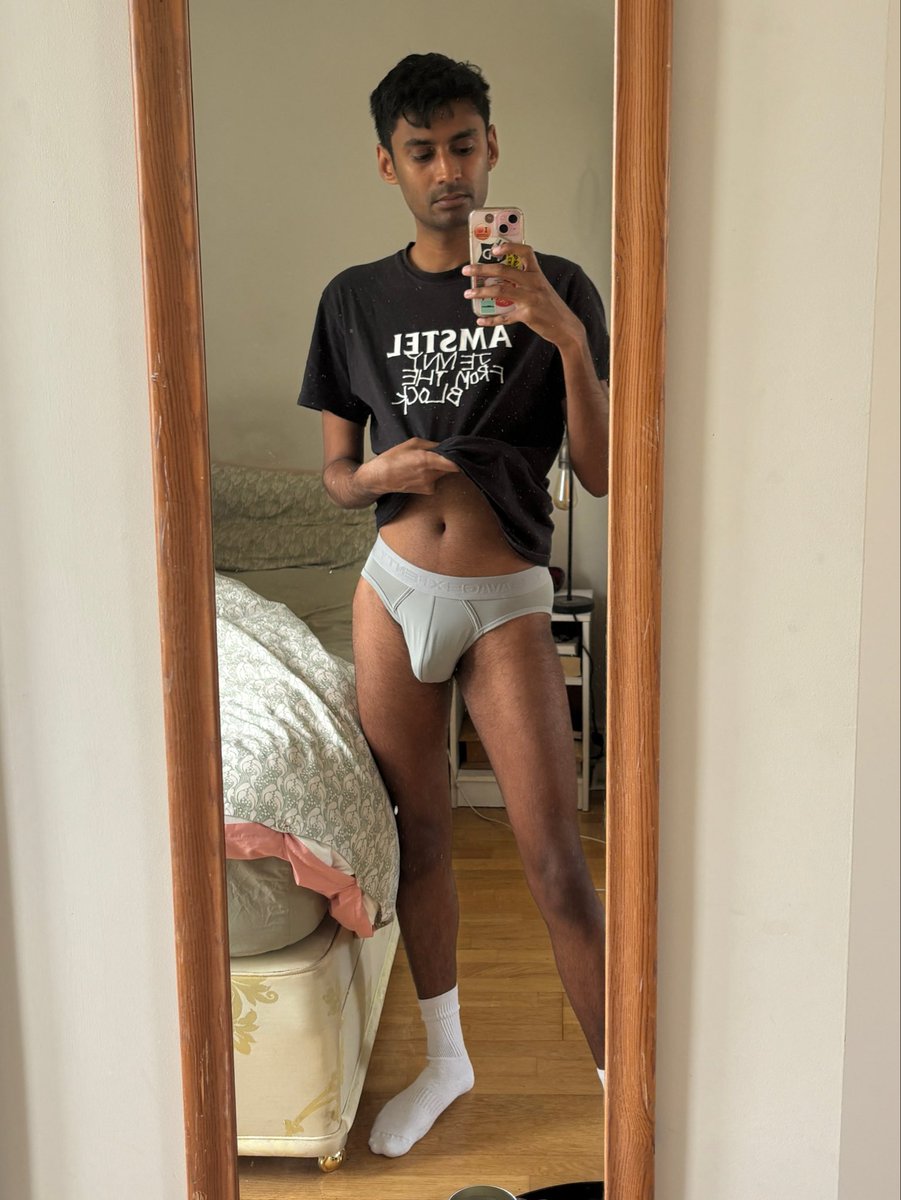 tomgexrge's tweet photo. feel like this mirror always makes me look shorter than i actually am https://t.co/LFUB9yYSKY