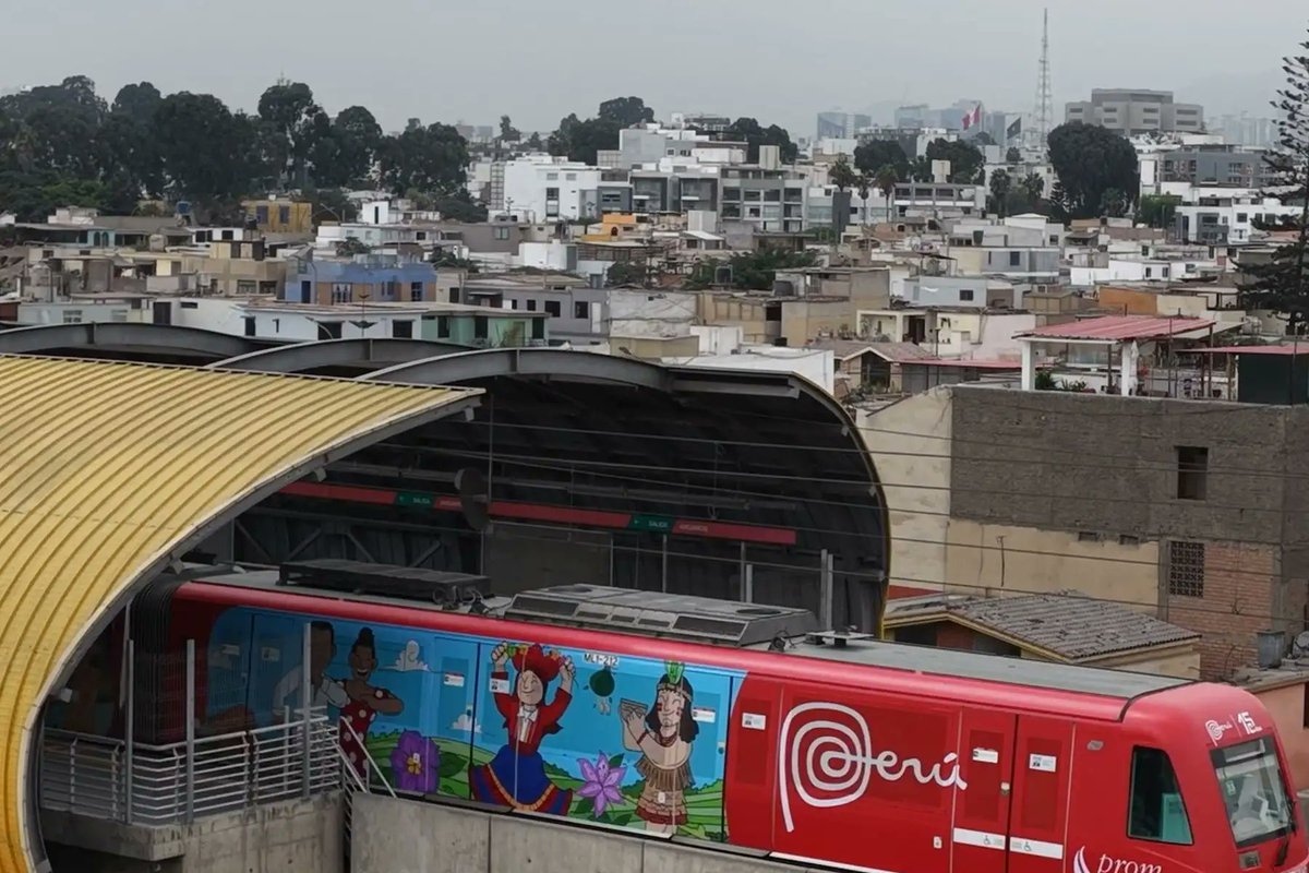 Agencia_Andina's tweet photo. ¿Te imaginas ir a trabajar rodeado de lo mejor de nuestro país?🚆❤️  La Marca Perú llegó de forma oficial a los trenes de la Línea 1 del Metro de Lima, impactando positivamente en el día a día de más de 600,000 pasajeros que cruzan la capital. 👉 https://t.co/8tIpDyhu8f https://t.co/Yr3rfa06Du