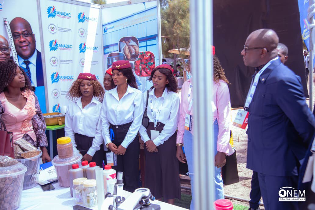 onem_cd's tweet photo. #Expobéton2026 : le DG de l’ONEM en mission à Kalemie entre mobilisation du personnel et appui logistique

📍Kalemie, 28 mai 2026 
En marge de la 11ᵉ édition d’Expobéton, organisée à Kalemie du 27 au 30 mai 2026, le Directeur Général de l’Office National de l’Emploi (ONEM), Me Fanon BEYA, a effectué une visite de travail à la Direction Provinciale de l’ONEM du Tanganyika.

Au cours de cette visite, une causerie morale a été organisée avec l’ensemble du personnel de la Direction provinciale. Ce moment d’échange a permis au Directeur Général de rappeler les valeurs de discipline, de professionnalisme et d’engagement qui doivent guider les agents et cadres de l’établissement dans l’accomplissement de leurs missions au service de l’emploi en République démocratique du Congo.

S’adressant au personnel, le DG de l’ONEM a insisté sur la nécessité de renforcer la cohésion interne, la culture du résultat ainsi que la proximité avec les demandeurs d’emploi et les entreprises partenaires.

Dans le même cadre, une remise symbolique de matériel informatique a été effectuée au profit de la Direction provinciale. Le lot a été réceptionné par le Directeur Provincial ai, M. Jacques MUBUE, qui a salué cet appui destiné à améliorer les conditions de travail des agents et à renforcer les capacités opérationnelles de la direction.

Par ailleurs, la présence du Directeur Général de l’ONEM à Expobéton 2026 marque l’intérêt de l’institution pour les enjeux liés au développement économique, à l’emploi et à l’industrialisation du pays.

Placée sous le thème : « Kalemie, capitale du lithium et carrefour stratégique au cœur des corridors africains de l’Est, du Sud et de l’Ouest », cette 11ᵉ édition d’Expobéton réunit plusieurs acteurs publics et privés autour des perspectives de développement des infrastructures, des mines et des investissements stratégiques en RDC.

À travers sa participation, l’ONEM réaffirme son engagement à accompagner les dynamiques de croissance économique en plaçant l’emploi et le capital humain au centre des priorités nationales. 
@Presidence_RDC 
@PrimatureRDC 
@MinEmploiTraRDC 
@FECRDC 
@ExpobetonRDC 
@fanon_beya