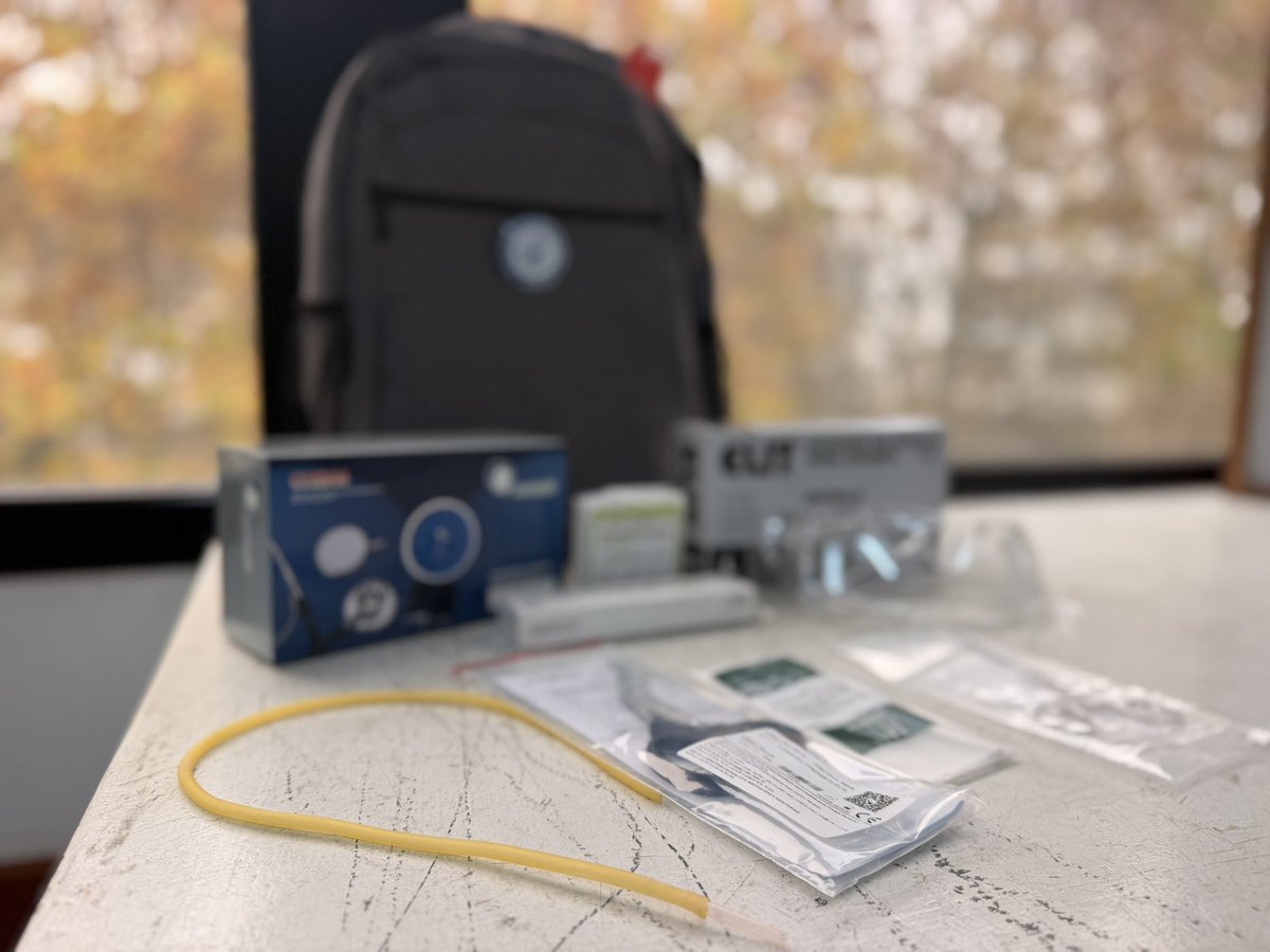 SindicatoDSalud's tweet photo. Entrega de mochilas Técnicas para las y los estudiantes de Enfermería de la Carrera brindada por el Instituto de Formación del Sindicato de Salud Pública .@vascozubieta @InstitutodelSSP @JulioCReynoso4 https://t.co/e00z5aiSZL
