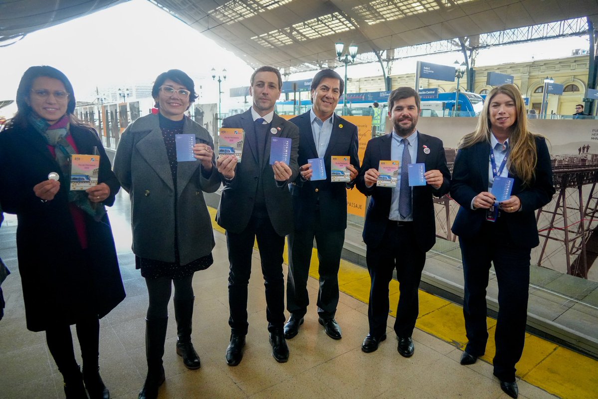 Subtrans's tweet photo. Este 30 y 31 de mayo súbete al Día del Patrimonio 🚆

Los subsecretarios de Transportes, Martín Mackenna, y del Patrimonio Cultural, Emilio de la Cerda, junto a @EFETrenesChile y @MHNChile, presentan las actividades ferroviarias para este fin de semana en todo Chile. 🇨🇱 https://t.co/STRiuQnB7j