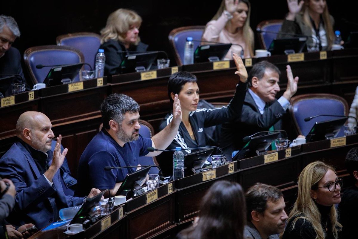 soleaalonso's tweet photo. Hoy vivimos una jornada muy importante en la sesión ordinaria en @HCDiputadosBA de la provincia de Buenos Aires, con la aprobación de dos iniciativas que impulsamos y que acompañan luchas profundamente sensibles.

Se aprobó la expropiación de NCK Tintas Gráficas y también el proyecto de declaración que expresa preocupación por la desaparición de Nadia “Nayla” Páez, a 20 años de su ausencia en Campana.

Seguimos llevando a la Legislatura las necesidades, los reclamos y las luchas de nuestra comunidad. ✌️