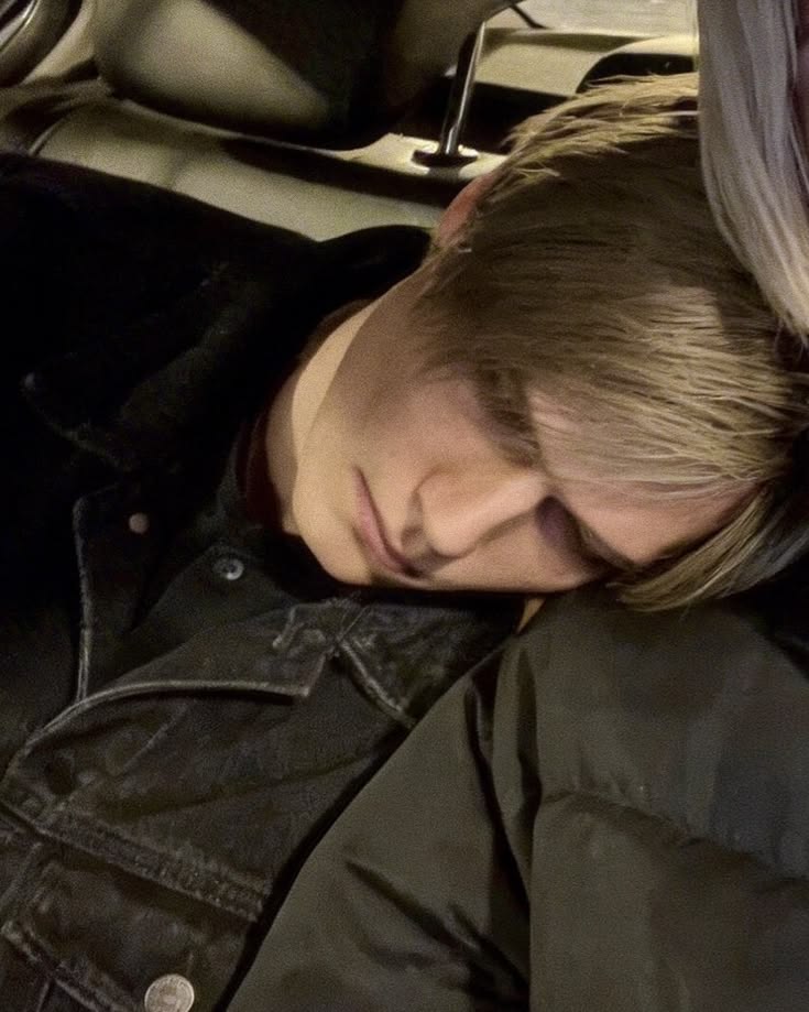 TheRookieCop_'s tweet photo. He fell asleep on the reader's shoulder,-

snoring lightly. https://t.co/Pfwp1HvwEA