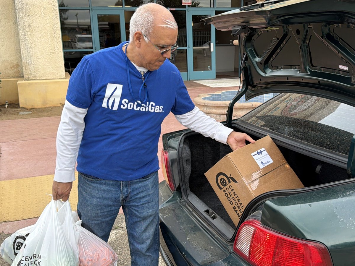 socalgas's tweet photo. Today’s community food distribution event was a success! Thanks to everyone who volunteered and thanks to the City of Orange Cove and the Central California Food Bank for allowing us to give back. 

@cencalfoodbank

Message funded by shareholders. https://t.co/cBWnjV7SxV