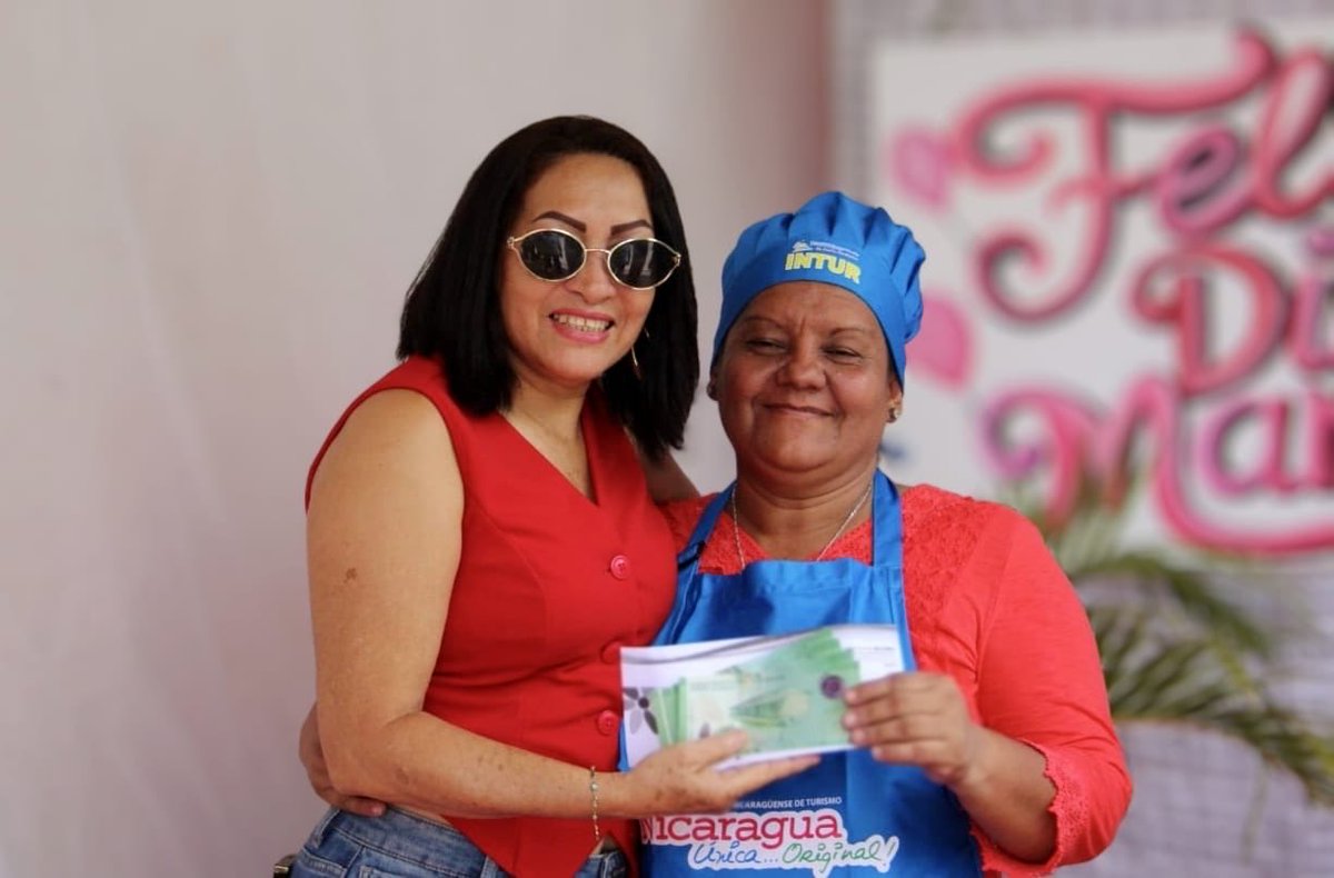 VivaNicaragua13's tweet photo. 🎂💐 Un dulce homenaje a mamá se vivió en Ocotal con el concurso “Deco-Adorando a Mamá”, donde mujeres de la Escuela de Oficio demostraron su talento en la decoración de pasteles alusivos a las Madres Nicaragüenses. ✨

#Ocotal #DíaDeLasMadres #Emprendimiento #INTUR 🎂❤️ https://t.co/JizgeEKBkq
