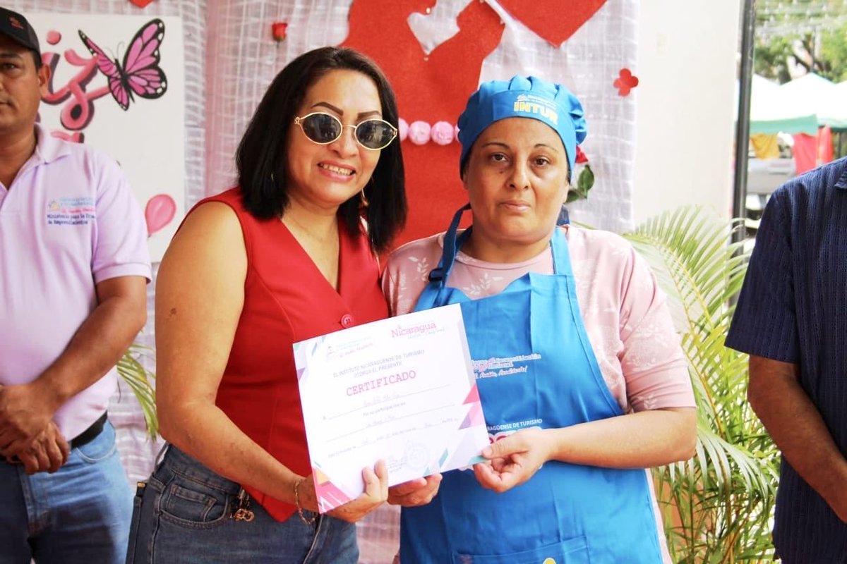 VivaNicaragua13's tweet photo. 🎂💐 Un dulce homenaje a mamá se vivió en Ocotal con el concurso “Deco-Adorando a Mamá”, donde mujeres de la Escuela de Oficio demostraron su talento en la decoración de pasteles alusivos a las Madres Nicaragüenses. ✨

#Ocotal #DíaDeLasMadres #Emprendimiento #INTUR 🎂❤️ https://t.co/JizgeEKBkq