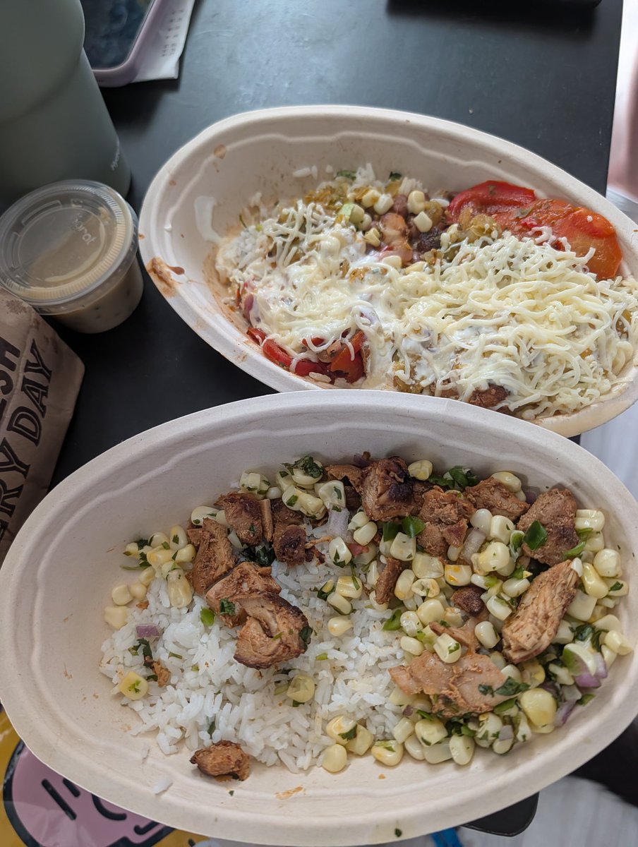 its_Fameless's tweet photo. Ordered pickup from @ChipotleTweets and the amount they gave is depressing. https://t.co/cKV9bbNWmk