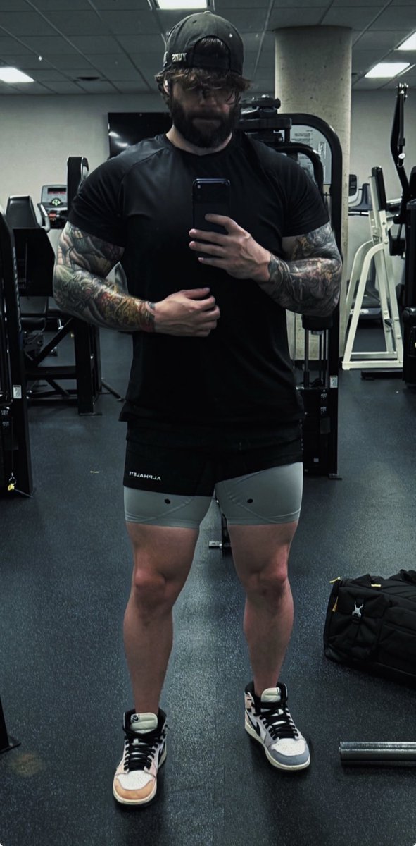 MattyKee's tweet photo. Tore my psoas 2 1/2 months ago and it’s been frustrating as FUUUUUCK not being able to do a proper leg day😫😢. Finally back to torturing the legs for real😝

 Leg day = Best day 🤙 https://t.co/yUkn3n261H